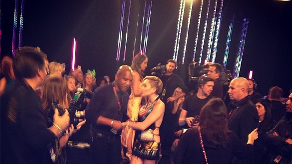 Miley Cyrus kom i dit en klänning med Tupac och B.I.G. på. 